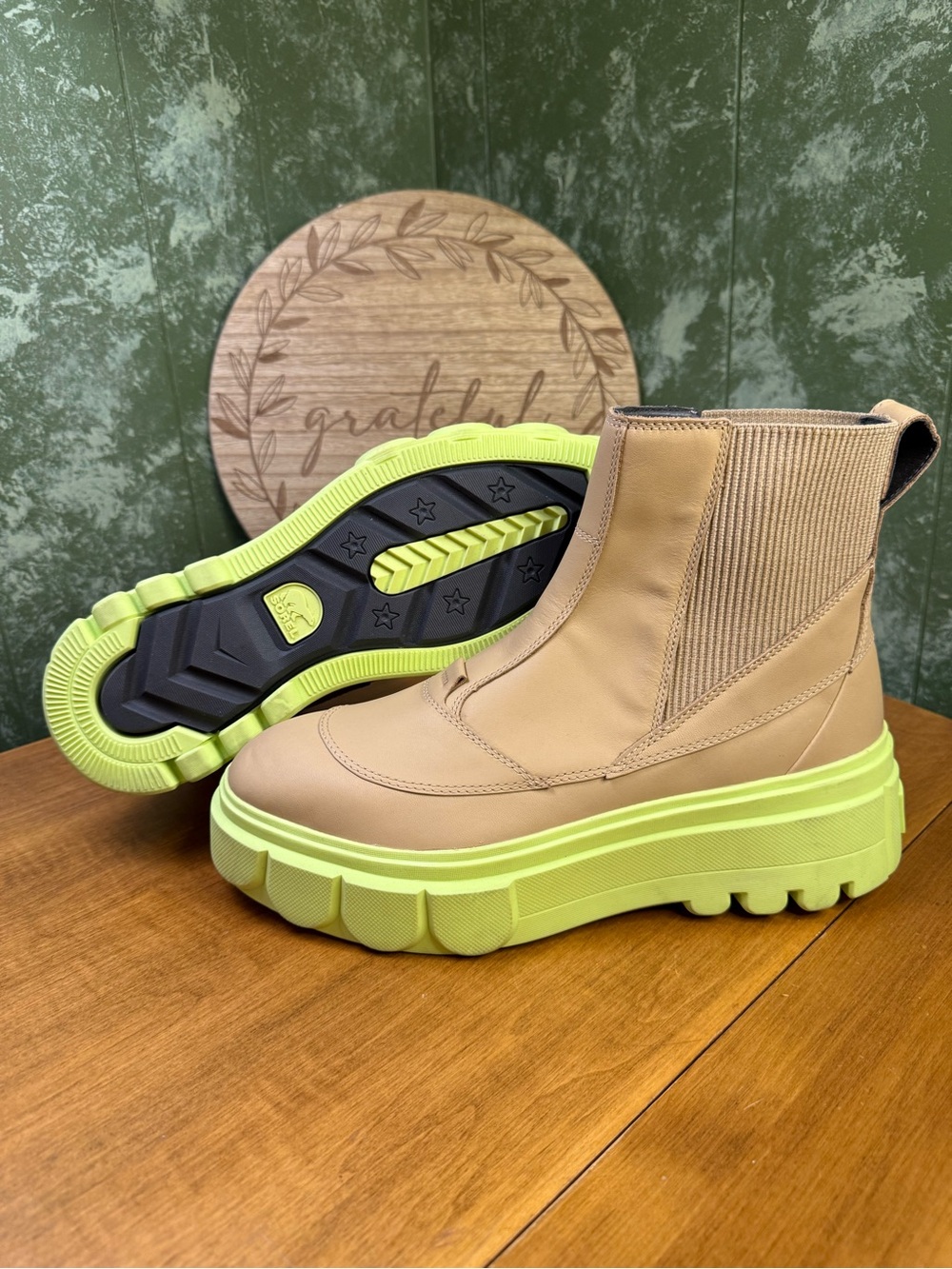 Sorel Caribou x Chelsea Platform Boots with Neon Lime Sole Size 11